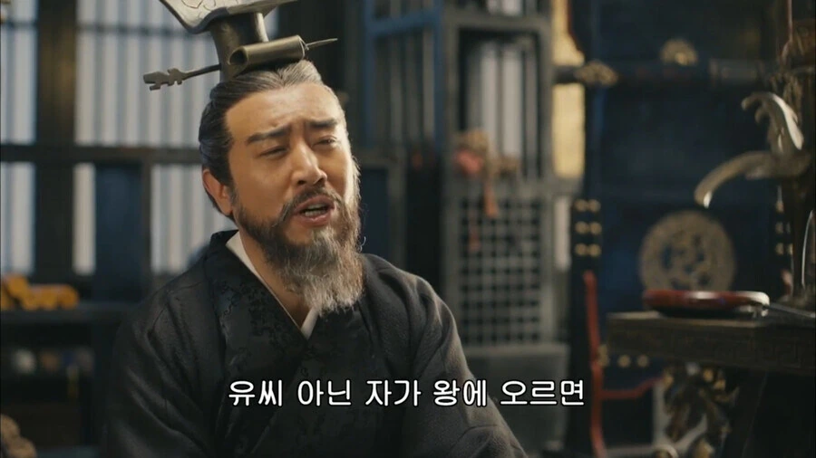 순욱:이상하다 전에는 저 얼굴이 유비였는데 왜 ㅅㅂ 하는 짓이 다르지 - 이미지 11