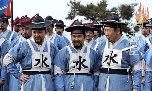 히데요시 만화에서 이순신 장군 수군복장 고증이 2번돌아 맞춘거라는데 - 이미지 4